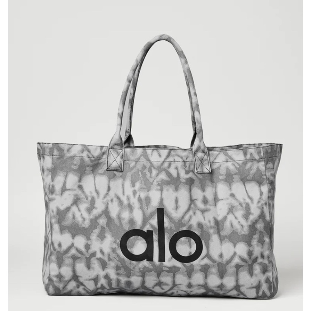 Alo Yoga shopper tote with tags (hat sold separately).